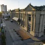 Vista exterior del frente de la Estación Belgrano, edificio histórico de la ciudad de Santa Fe.