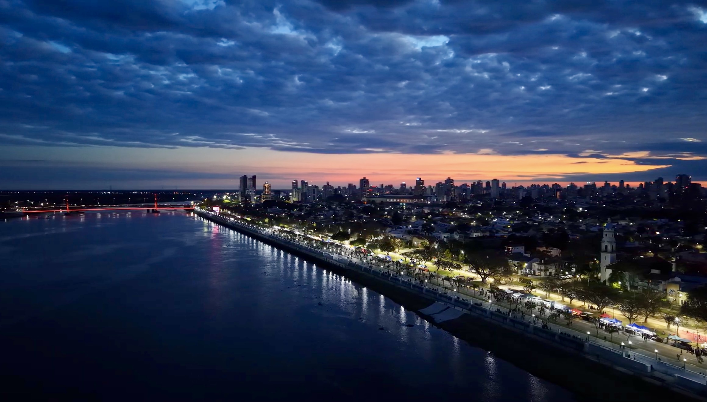 Vista aérea de Santa Fe al anochecer, con la costanera y el río Paraná